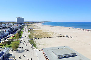 Blick vom Leuchtturm auf Strand und Promenade in Warnemünde